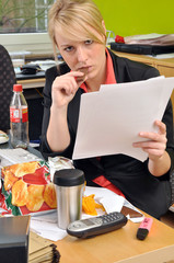 Frau mit Snacks am Arbeitsplatz