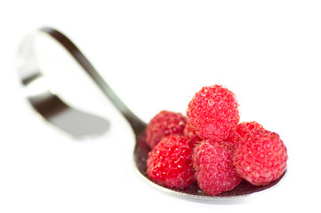 Viele Himbeeren auf einem Dessertlöffel