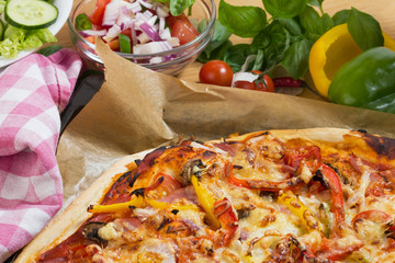 Frisch gebackene Pizza auf einem Backblech