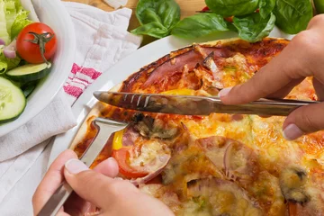 Fototapete Pizzeria Pizza mit frischem Salat essen