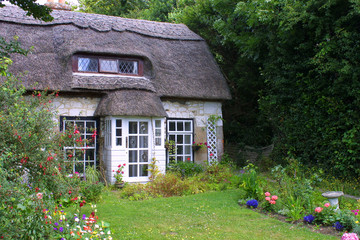 Thatched cottage - obrazy, fototapety, plakaty