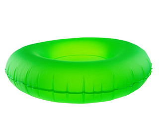 grüner Schwimmring freigestellt auf einem weißen Hintergrund