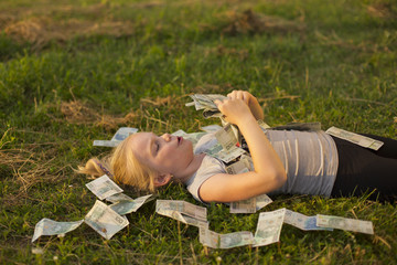 Dziewczynka z pieniędzmi - obrazy, fototapety, plakaty