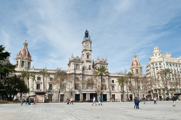 Fototapeta na wymiar Ludzie idący w kwadracie Ajuntament. Walencja, Hiszpania.