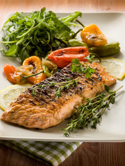 grilled salmon with capsicum and arugula