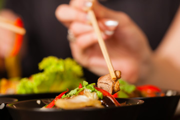 Junge Leute essen in einem Thai Restaurant