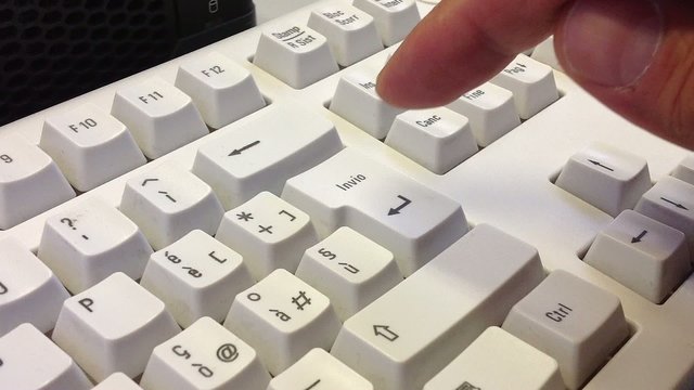 Premere con rabbia il tasto invio della tastiera