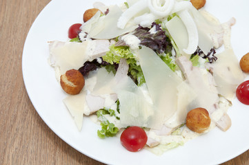 салат из сыра мяса и овощей