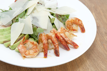 салат из сыра креветок и зелени