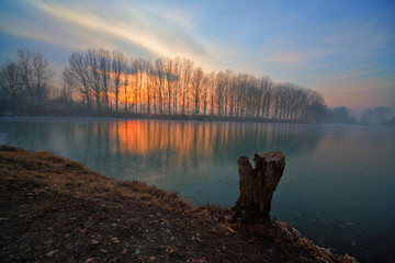 Obraz premium Beautiful sunset lake