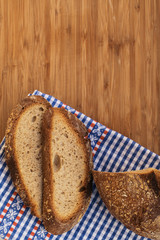 Brotscheiben auf Holzbrett