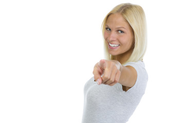 Hübsche blonde Frau zeigt mit Zeigefinger