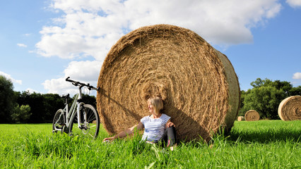 Naklejka na ściany i meble Frau mit Fahrrad auf dem Land