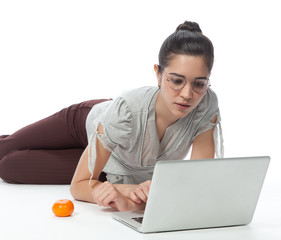 Девушка на белом фоне, работающая за компьютером