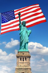 Naklejka premium Statue de la Liberté et drapeau des Etats-Unis.