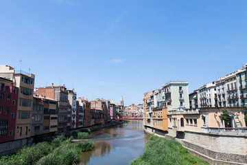 Fototapeta na wymiar Widok z mostu w starym mieście Girona w Hiszpanii