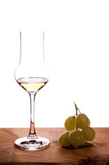 Italienischer Grappa und Weintrauben