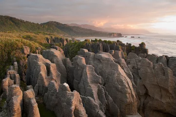 Foto op Plexiglas Pancake Rocks in de schemering in Punakaiki, Nieuw-Zeeland © rolf_52