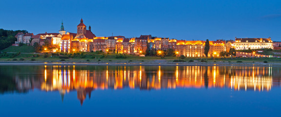 Fototapeta na wymiar Panorama Grudziądza w nocy w Wisłą, Polska