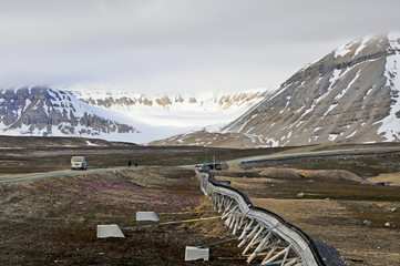 Spitzbergen, überirdische Versorgungsleitungen