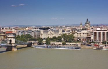 Obraz premium View of a chain bridge and St. Stephen's Basilica