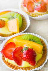 Tortine con crema e frutta