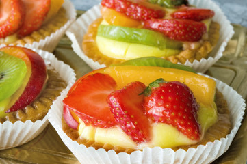 Tortine con crema e frutta