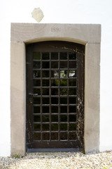 Fototapeta na wymiar Drzwi kościoła w Sonneborn