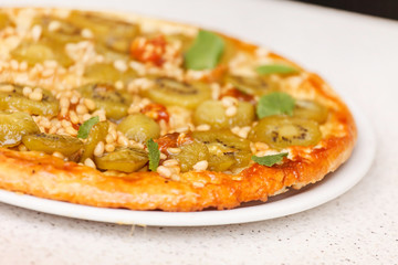 tart with kiwi and nuts