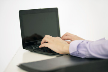 Hand am Notebook