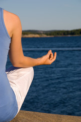 Yogapose im Ausschnitt, Meer als Hintergrund