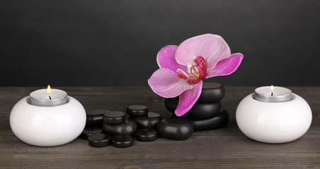 Obraz na płótnie Canvas Kamienie spa z kwiat orchidei i świeczki