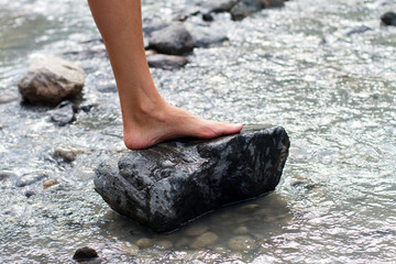 Sanfte Medizin - Frauenbein im Wasser