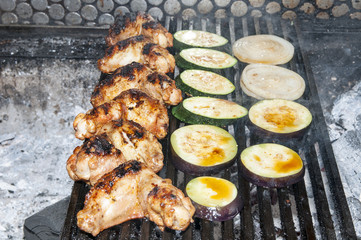 приготовление овощей и куриных крыльев на гриле