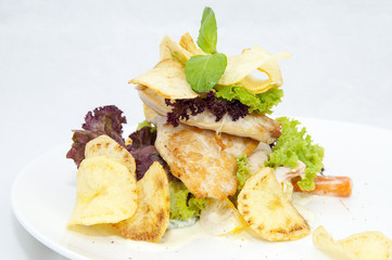 салат куриного мяса и зелени