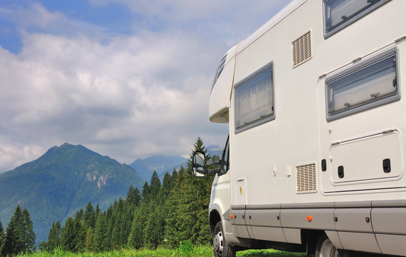Camper in sosta su prato di montagna