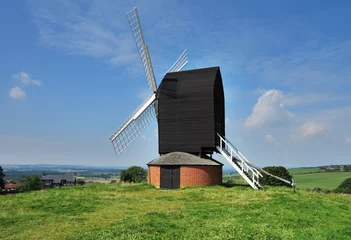 Papier Peint photo autocollant Moulins Moulin à vent contre un ciel bleu