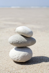 Fototapeta na wymiar galets zen en équilibre sur la plage