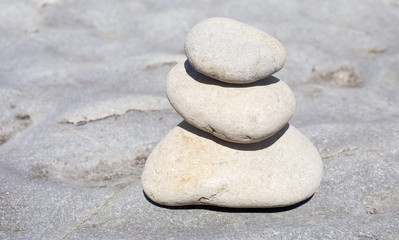 Fototapeta na wymiar galets zen en équilibre méditation