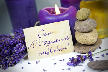 Lavendel mit Wellnesssteinen, Kerze und Alltagsstress