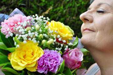 Fototapeta premium Recevoir des fleurs