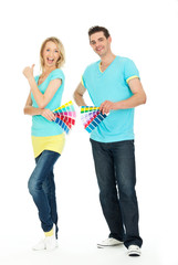 junges pärchen mit farbfächer