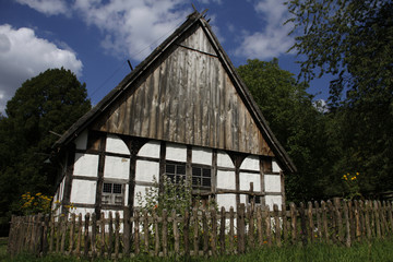Obraz premium Bauernhaus mit Garten