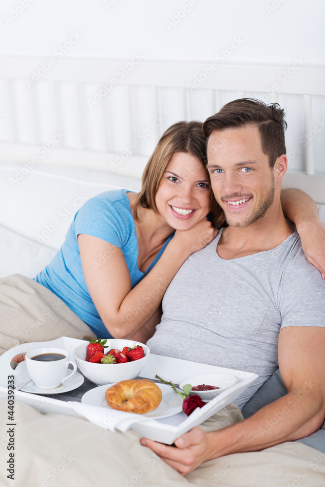 Canvas Prints junges paar beim frühstück im bett