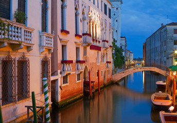 Obraz na płótnie Canvas Magnificent buildings in Venice at night.