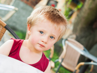 Chłopczyk przy stole © serQ