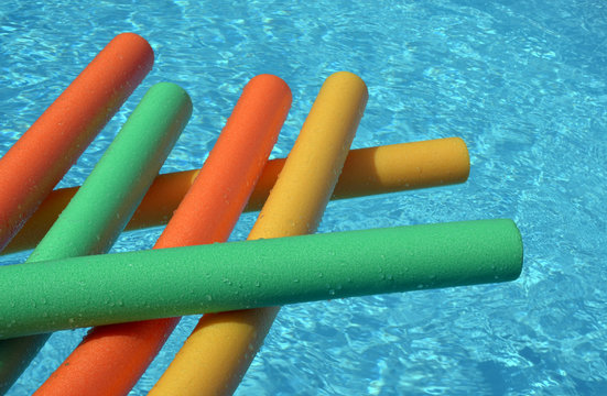 Frites d'aquagym sur l'eau