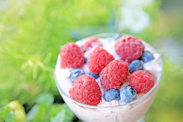 Bircher Müsli mit frischen  Beeren