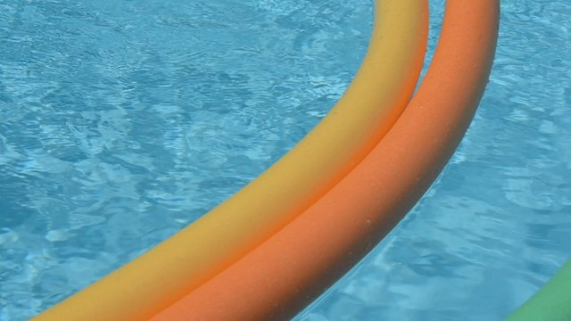 3 frites sur la piscine