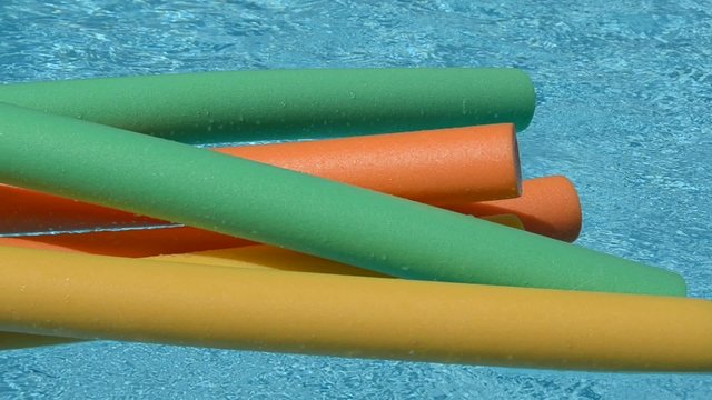 frites d'aquagym sur l'eau